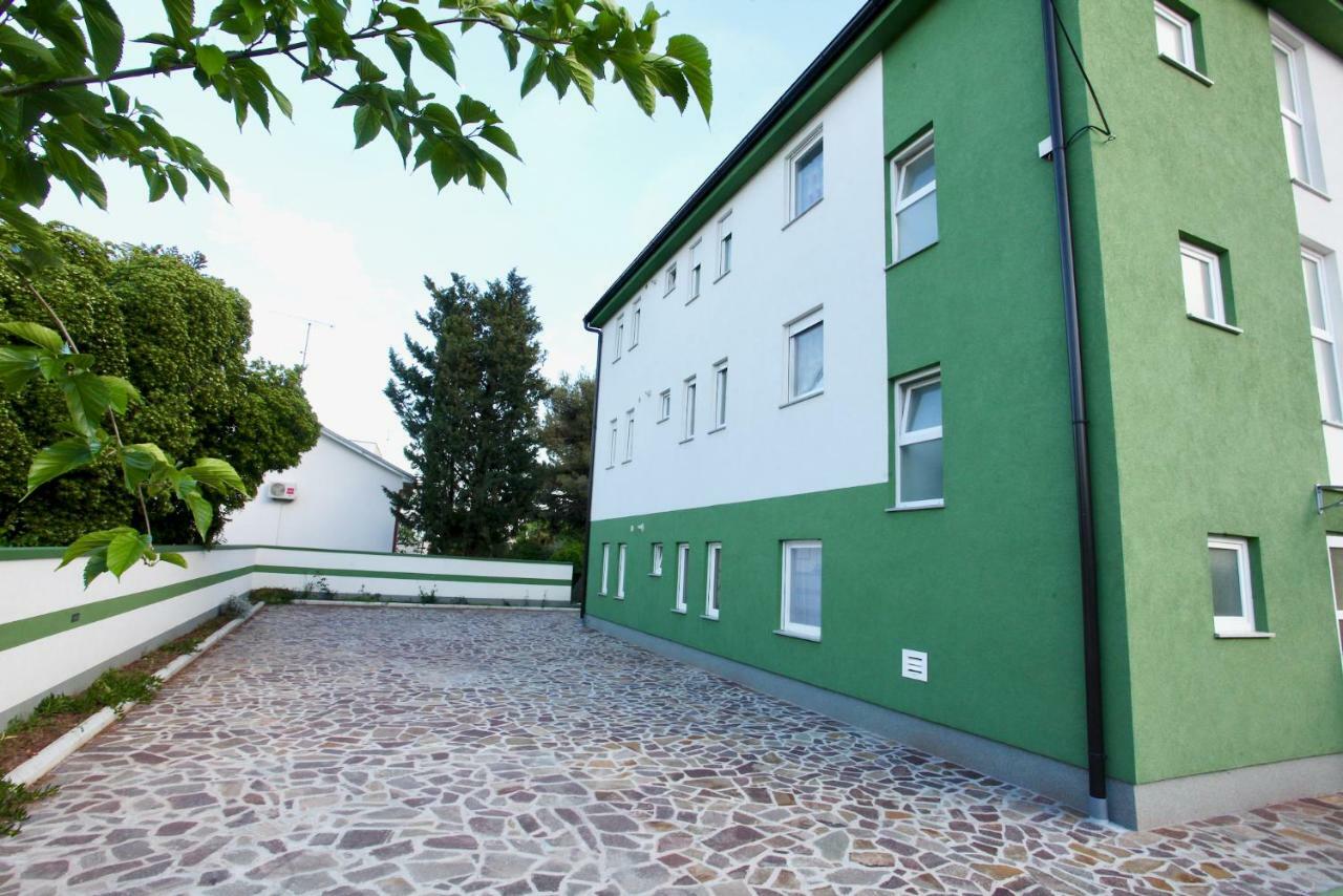 B88 Apartments - Vila Palma Sveti Filip i Jakov Exterior photo